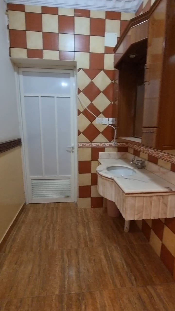 للبيع فيلا دور مع شقتين بحي الريان للبيع فيلا دور مع شقتين بحي الريان