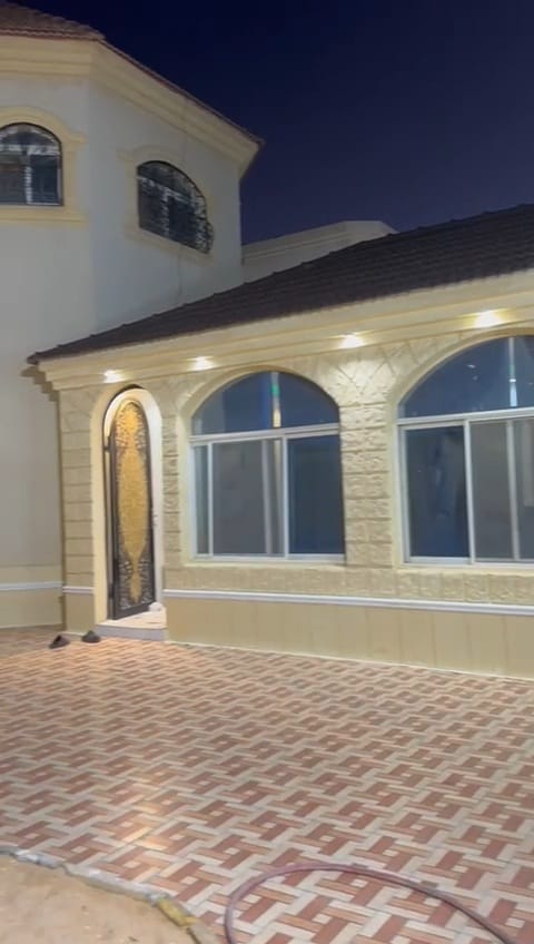 (العربية) للبيع فيلا دور وشقتين بحي الافق (العربية) للبيع فيلا دور وشقتين بحي الافق