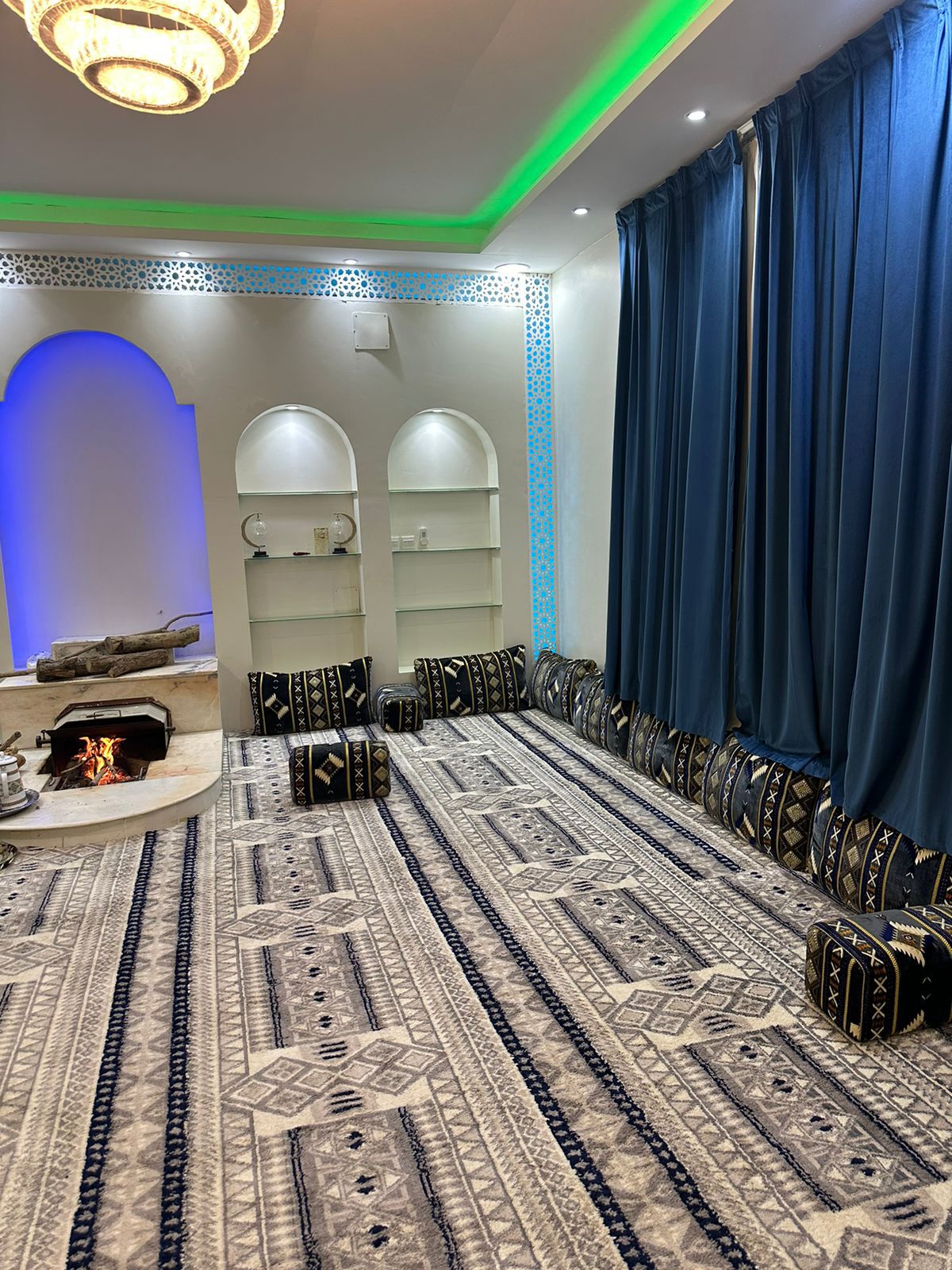 (العربية) للبيع فيلا دور وشقتين بحي الافق (العربية) للبيع فيلا دور وشقتين بحي الافق