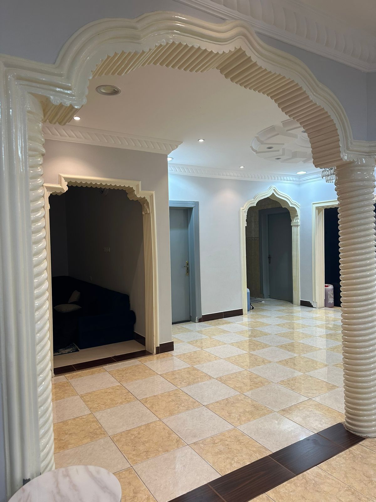 (العربية) للبيع فيلا دور وشقتين بحي الافق (العربية) للبيع فيلا دور وشقتين بحي الافق