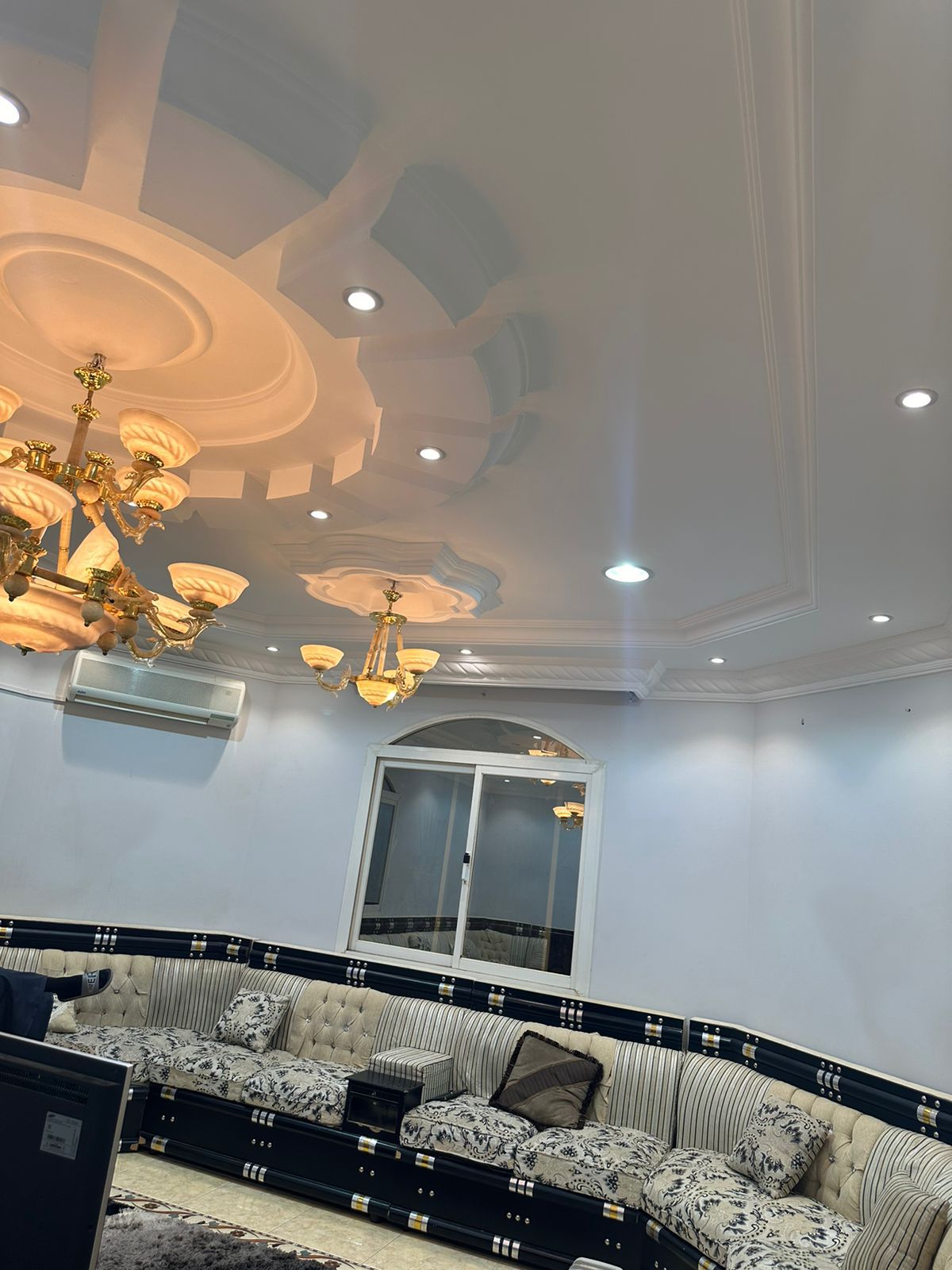 (العربية) للبيع فيلا دور وشقتين بحي الافق (العربية) للبيع فيلا دور وشقتين بحي الافق