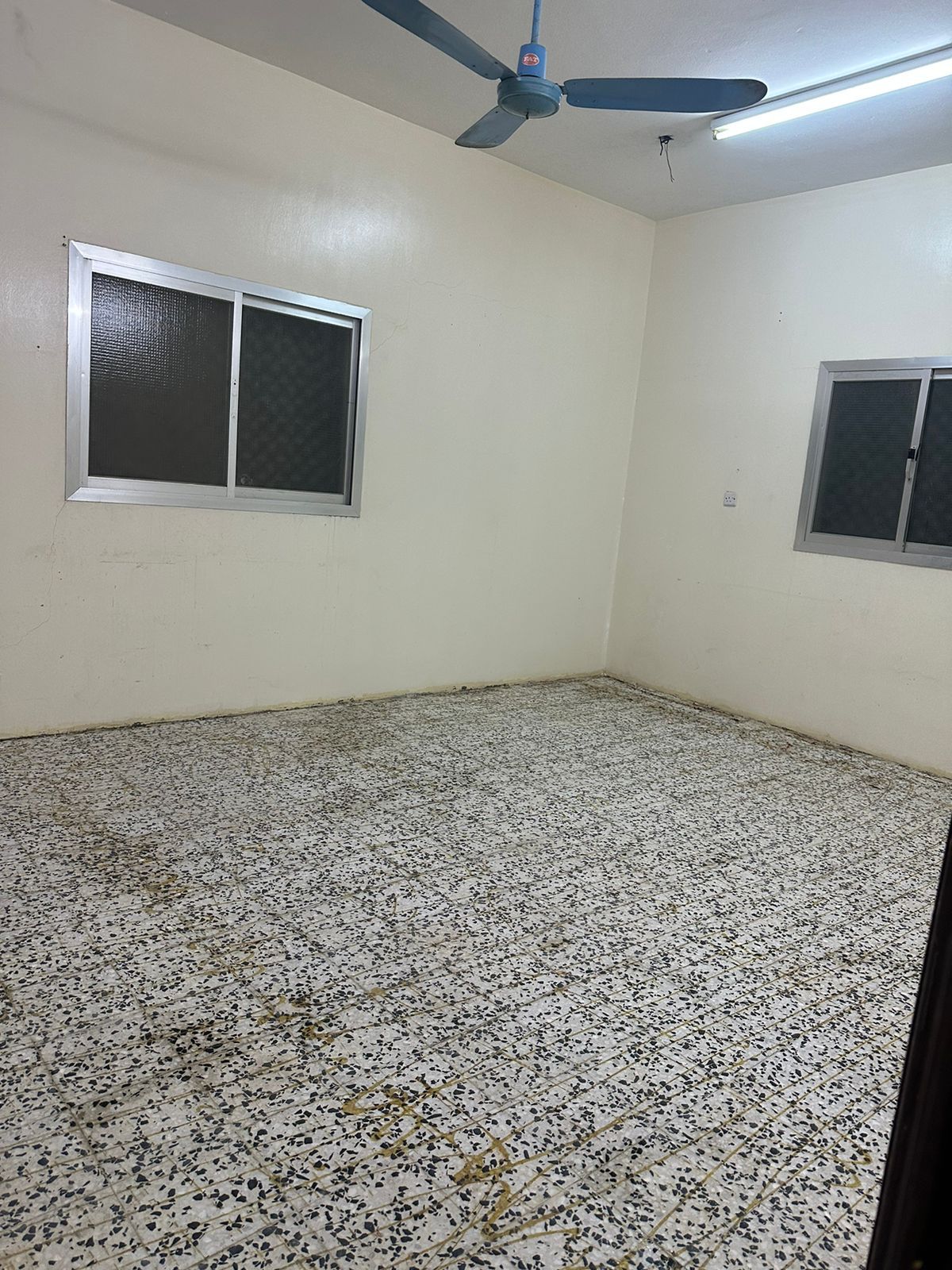 للبيع فيلا دور وشقتين بحي الفايزية للبيع فيلا دور وشقتين بحي الفايزية