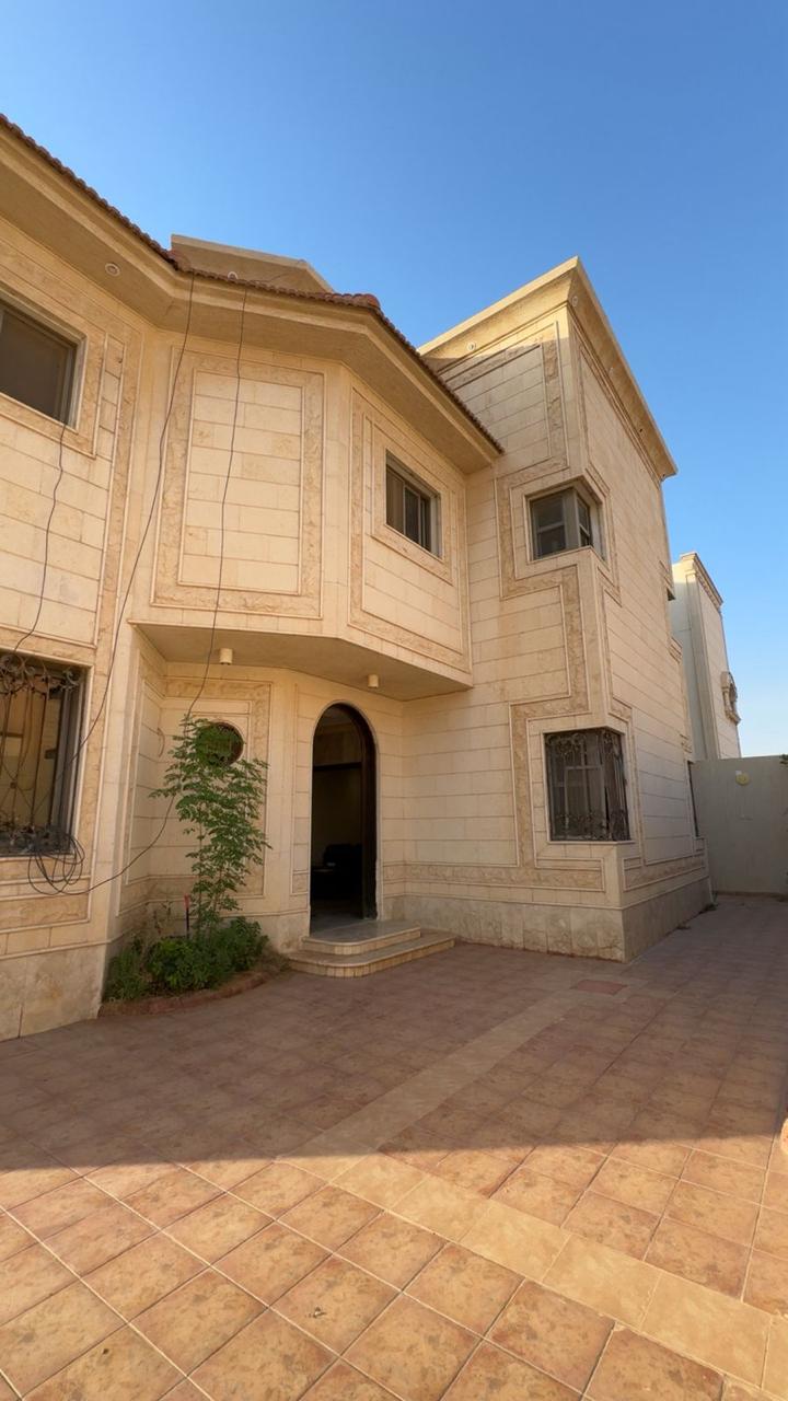 للبيع فيلا على شارعين بحي الريان للبيع فيلا على شارعين بحي الريان